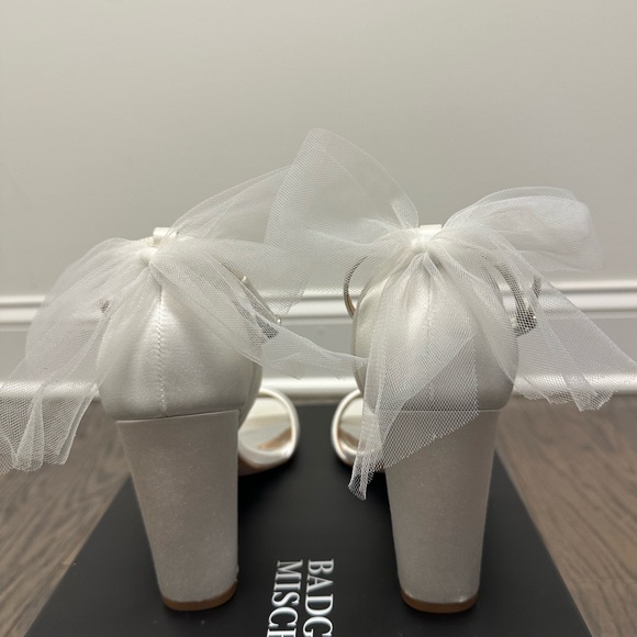 Badgley Mischka Kim Heels Size 8 White - Picture 4 of 4